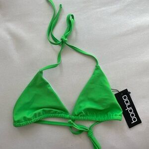 NWT GREEN TRIANGLE BIKINI TOP BOOHOO